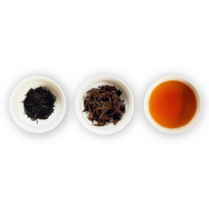 3 small white ramekins showing loose leaf Jin Jun Mei Lapsang, dry leaves on the left, wet leaves in the centre and then the brewed tea on the right. 